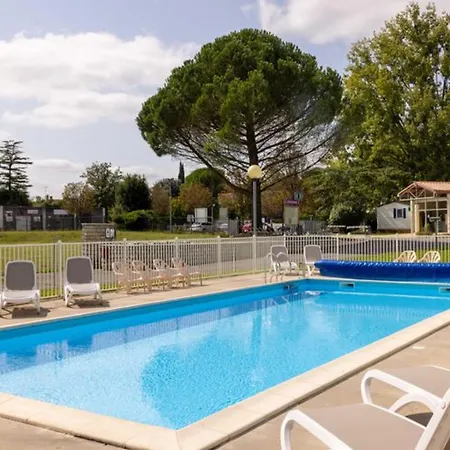 Pour 4 Avec Terrasse Et Cuisine Equipee - Api-1-52-705 * Saintes
