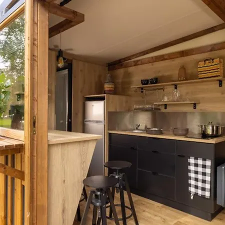 Pour 4 Avec Terrasse Et Cuisine Equipee - Api-1-52-705 Saintes